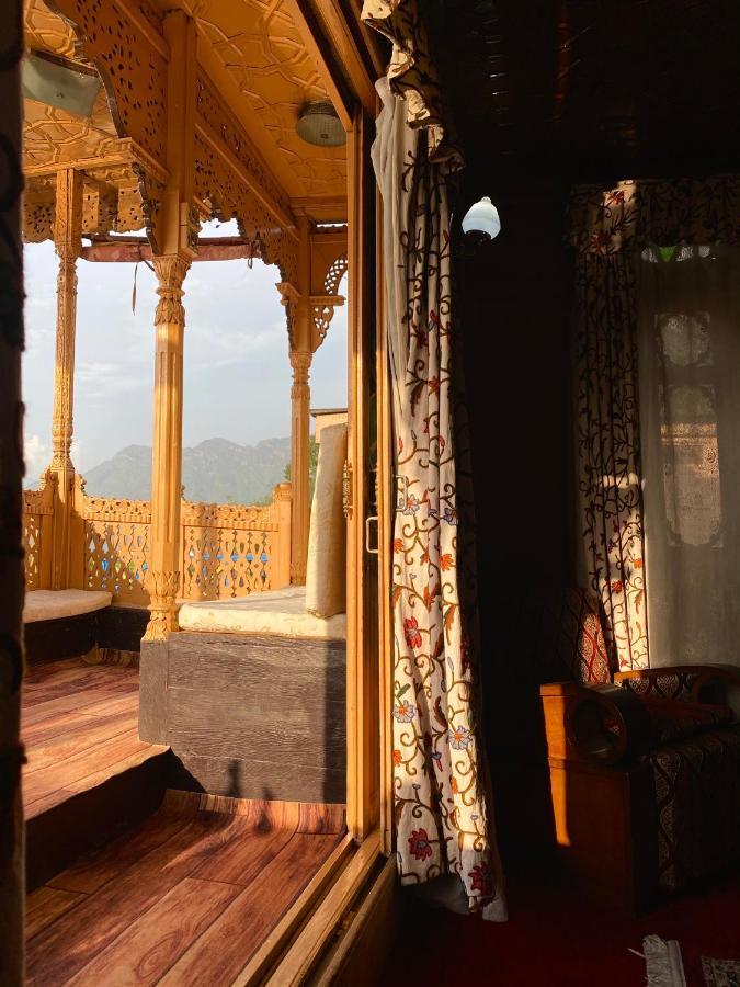 Green Paradise Houseboat - Centrally Heated Srinagar  Exterior photo