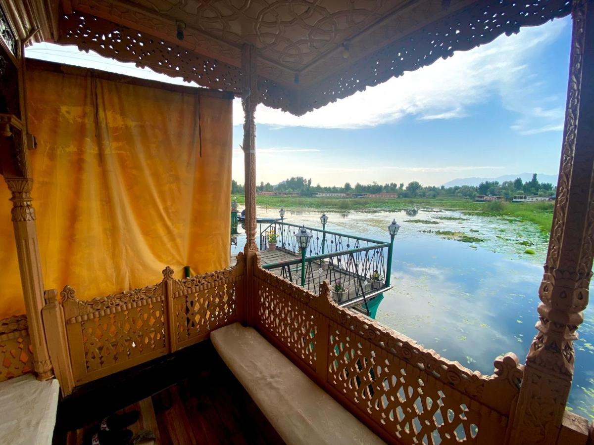 Green Paradise Houseboat - Centrally Heated Srinagar  Exterior photo