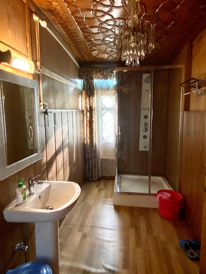 Green Paradise Houseboat - Centrally Heated Srinagar  Exterior photo