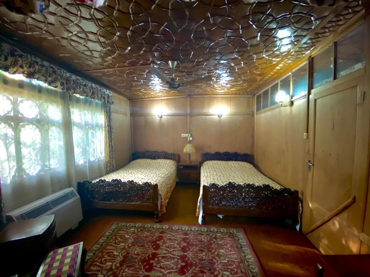 Green Paradise Houseboat - Centrally Heated Srinagar  Exterior photo