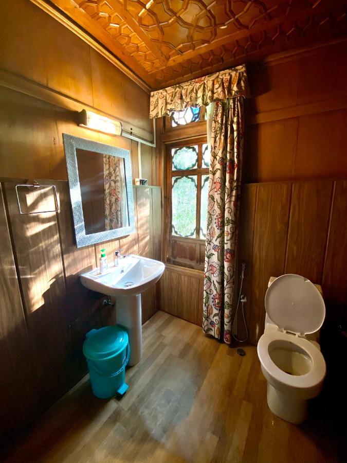 Green Paradise Houseboat - Centrally Heated Srinagar  Exterior photo